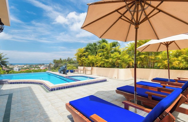 Luxury Four Bed Villa Jasmine, infinity pool, full staff , chef and breakfasts