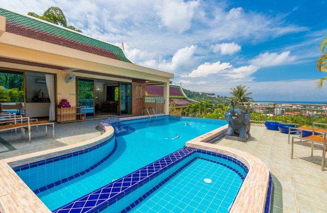 Luxury Four Bed Villa Jasmine, infinity pool, full staff , chef and breakfasts