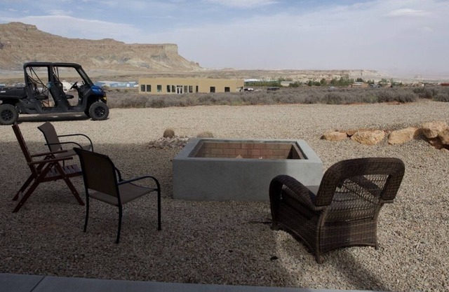 Luxury four bedroom home with 5 bathrooms 8 miles from Lake Powell