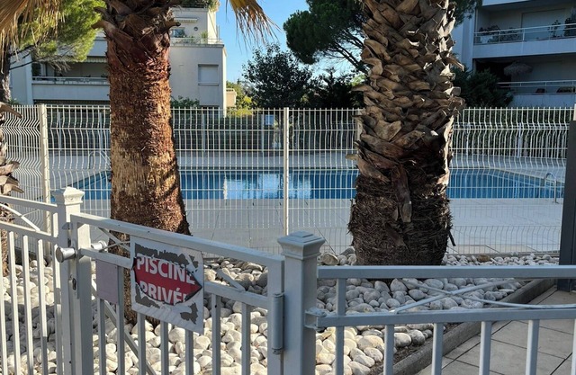 Luxury furnished 55m2 T2 apartment with air conditioning and private pool.