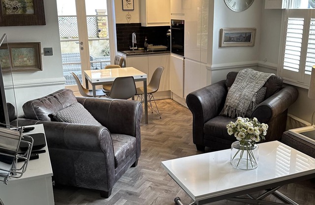 Luxury Garden Flat in leafy Grove Park, Chiswick London W4