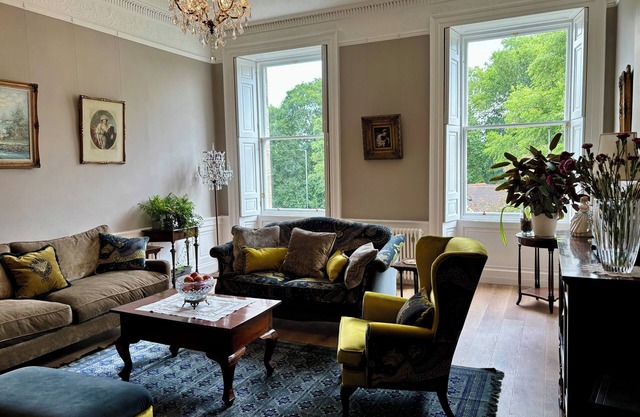 Luxury Georgian apartment in Leith Links (up to 2 guests)