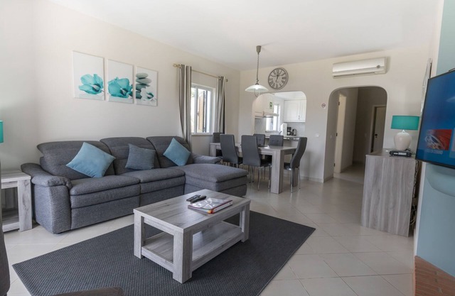 Luxury Ground Floor 3 Bed South Facing Apt, Wifi, Live UK TV. & Air Con
