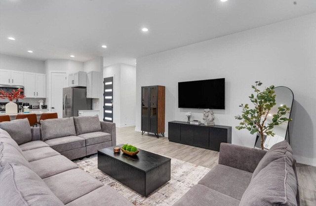 Luxury Group Retreat w/2 Kitchens, Backyard, Balcony + 5-Car Parking