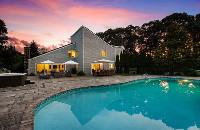 Luxury Hamptons Dream Retreat! Pool, Hot Tub, Tennis Court. Close to Beach!