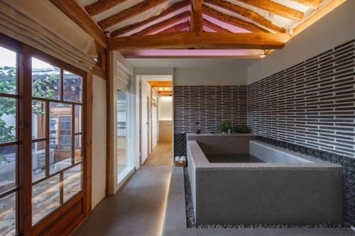 Luxury Hanok Bukchon Summit
