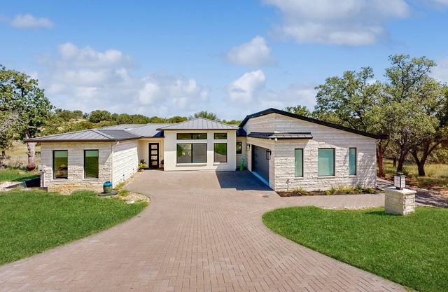 Luxury hill country home in Horseshoe Bay near Lake LBJ & golfing with gameroom