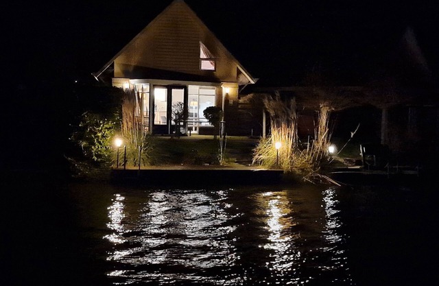 Luxury Holiday Home, Large Garden, Free Motorboat Usage for Our Guests