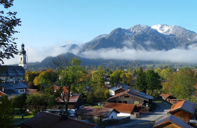 Luxury holiday homes, panoramic mountain views, garden, lake, river, ski