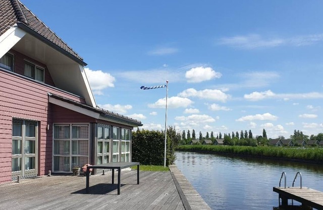 Luxury holiday villa in prime location on Sneekermeer, Friesland, 8-9 pers