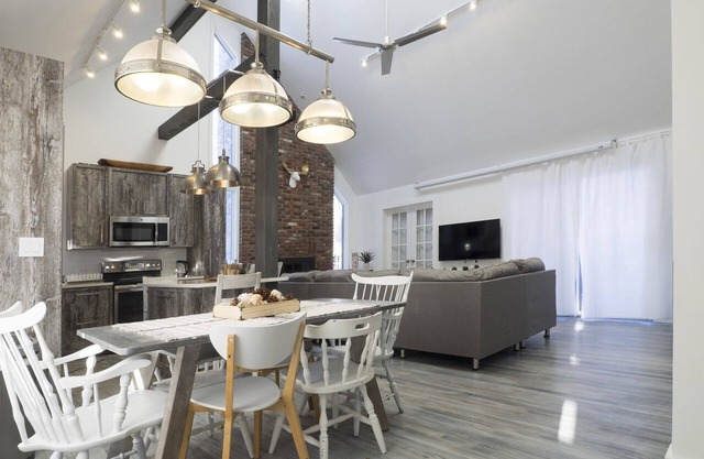 Luxury home, close to 2 ski resorts, 3 water parks, casino, outlets, high-tech.