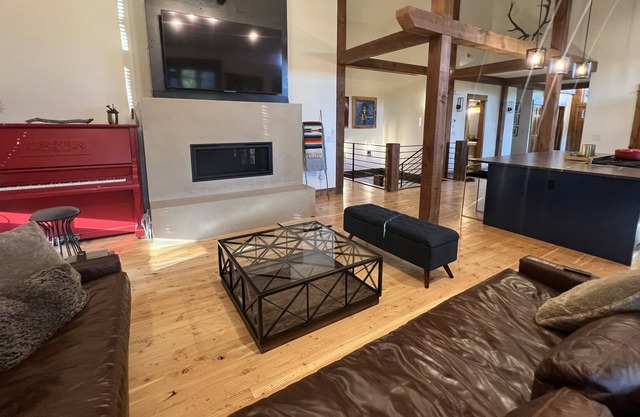 ⭐️🏞Luxury home close to Big Sky and Bozeman. GALLATIN RIVERFRONT!⭐️