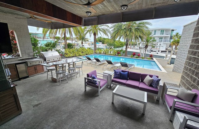 Luxury home, Heated pool, Hot tub, Chefs kitchen, Sundeck, 100 ft of dockage.