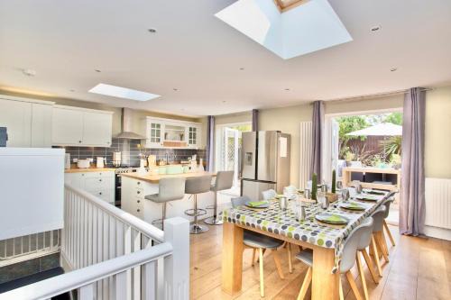Luxury Home - Hot Tub - Pool Table - Gym - Sauna - Cinema Room - Free Parking - Close to Beach
