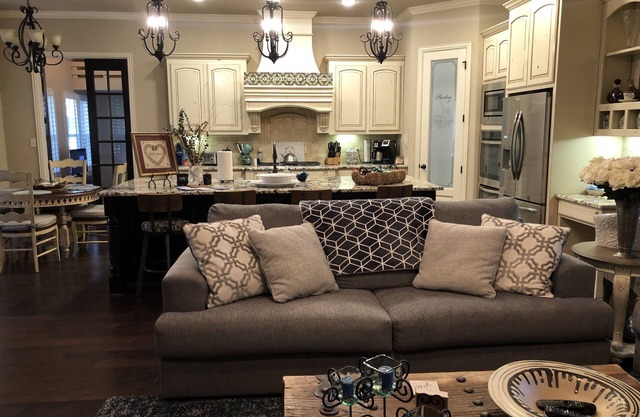 LUXURY HOME IN TOWN OF GRANBURY - Kokopelli Getaways