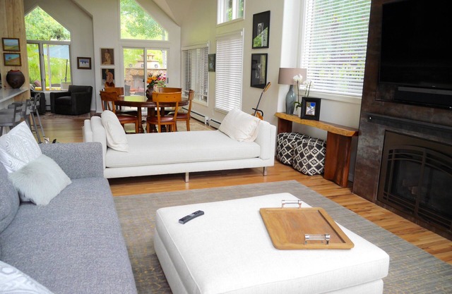 Luxury Home, magnificent Views!nPrivate Jacuzzi, Walk or Free shuttle to ski!