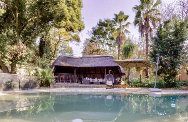 Luxury home nr Sandton w/large outdoor space, sunset pool & office w/wifi