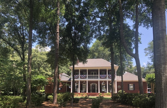Luxury Home w Swim Spa. 10 guests. Home sits across street from Houston Lake.