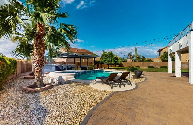 Luxury home with pool & pool spa, ping-pong, fire pit, & BBQ grill - dogs ok
