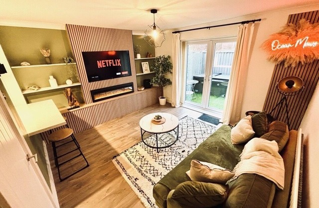 Luxury Hot Tub 1 King Bed 1 Single Bed Private Parking 90sec walk to the beach