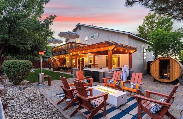 Luxury! Hot tub, miniputt, sauna, game room, pets