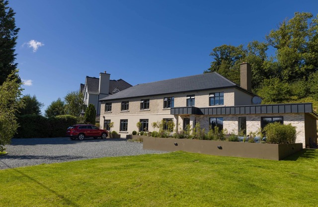 Luxury House approx 750m Killarney Town Centre (accommodates 23)n