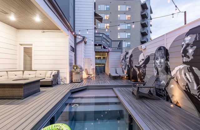 Luxury House |Heated Pool| Gulch |Walk Anywhere!