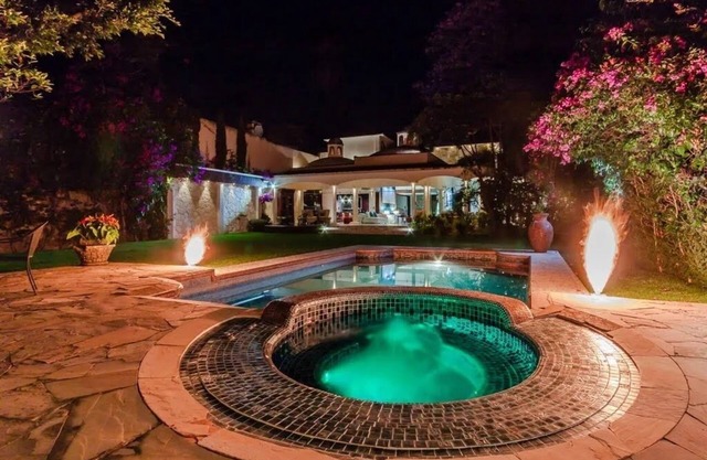 Luxury house in an exclusive area, 40 minutes from CDMX. Warm and sunny climate.