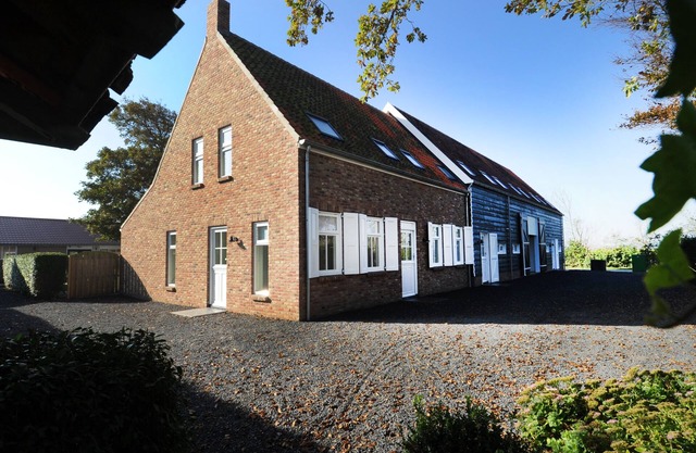 Luxury house on a plot of about 20,000 m2 and close to the beach