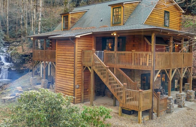 Luxury house on creek with waterfalls on 43 acres in mountains!