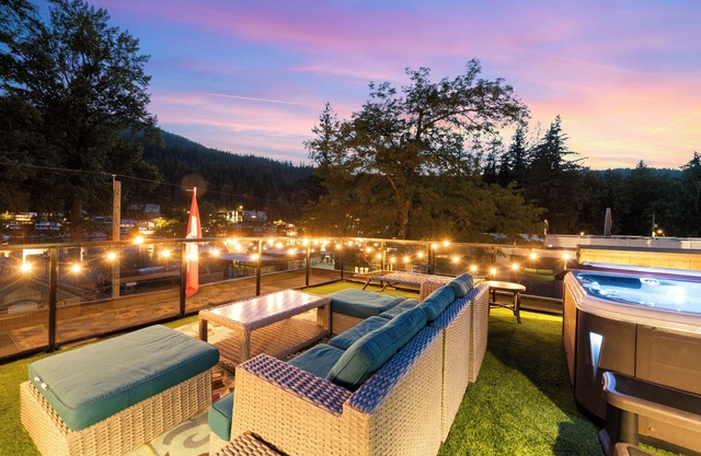Luxury House Right In Front of Cultus Lake w/Hot Tub & Paddleboards