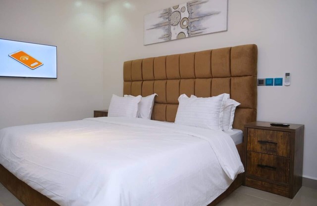 Luxury House - Sleeps 8 & Free Parking