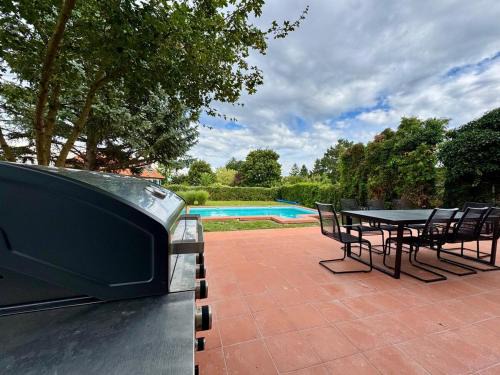 Luxury House with Pool, Garden, AC & Sauna