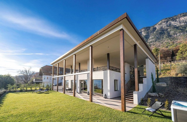 Luxury House with Panoramic View, Hot Tub & Private Parking