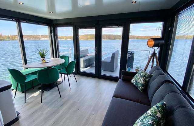 Luxury Houseboat on the Lake Mooker