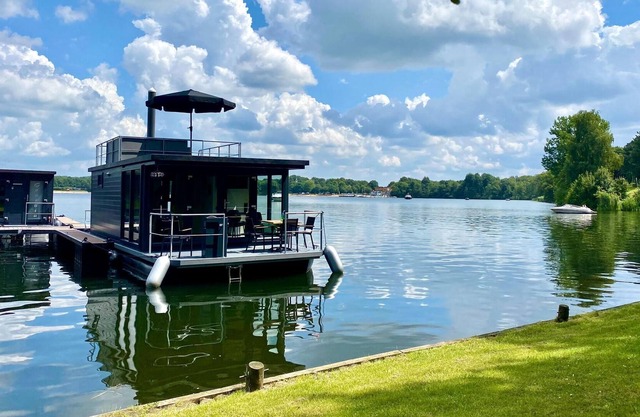 Luxury Houseboat on the Mookerplas
