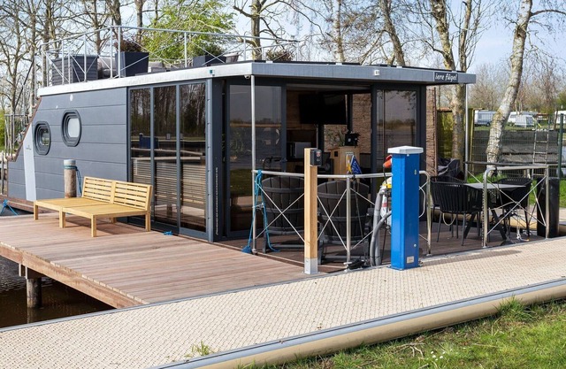 Luxury houseboat with stunning views over the lake including Sup boards