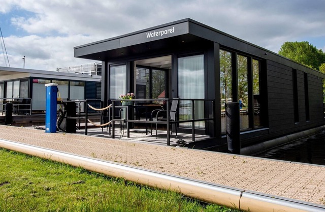 Luxury houseboat with stunning views