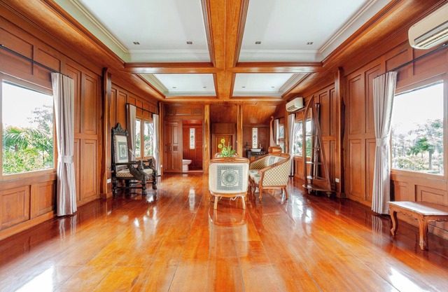 Luxury Iconic Royal Boat Pool Villa North Pattaya