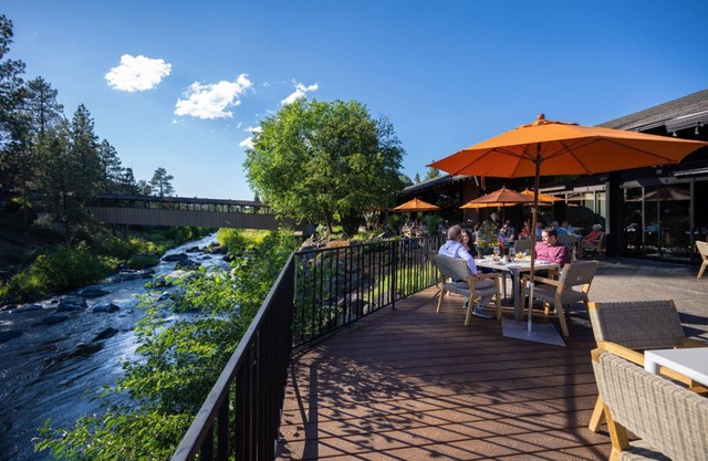 Luxury in Bend, OR | Deluxe Queen close to Nature