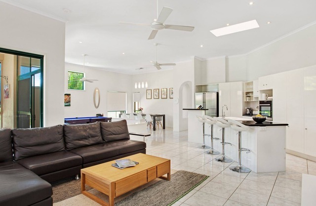 Luxury in Noosa- Pool, Kayaks, Bikes. Daily coffee