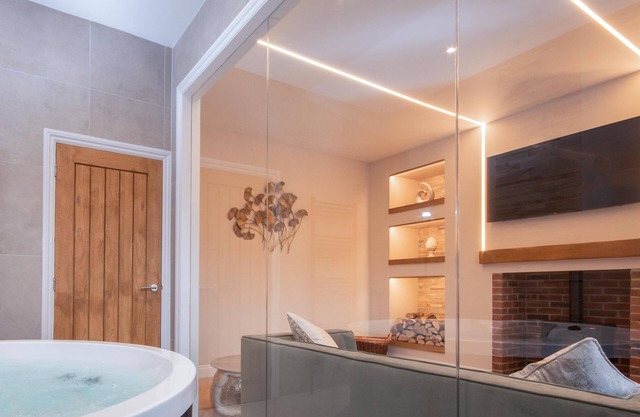 Luxury Indoor Hot Tub entire apartment close to city centre