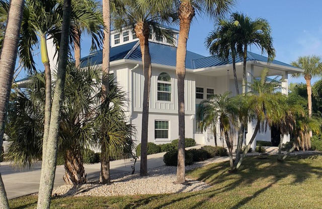 Luxury Island Escape @ Palm Tree Villa: Private Rooftop Deck & Saltwater Pool