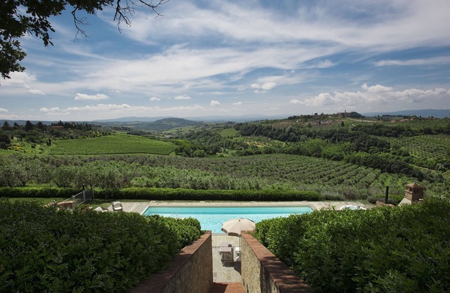 Luxury Villa located between Florence and Siena. A/C, swimming pool and SPA!