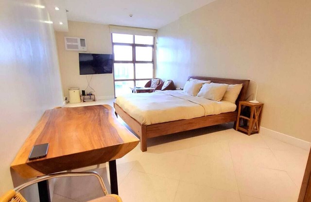 Luxury King Studio w/Kitchen, Rainshower, Pool, Partial Bay View, Netflix