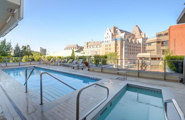 Luxury King Suite w/Parking/Pool/Hot tub/Gym