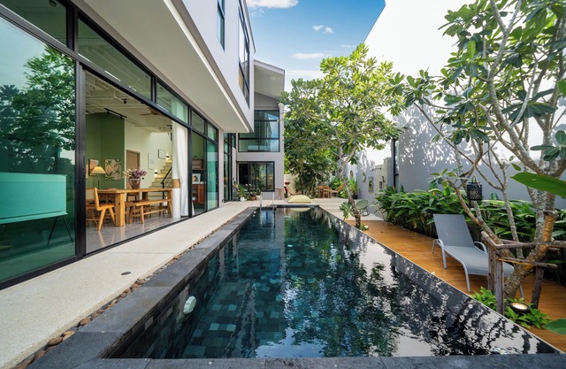 Luxury KING, 3 Bedroom with Gym, AirCon, BBQ, Sauna-Rare- in West Phuket