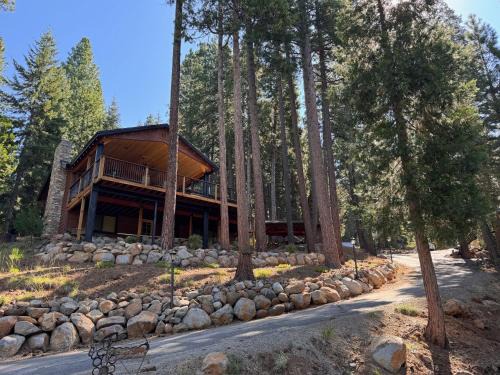 Luxury Lake Almanor Cabin Covered Deck & Views
