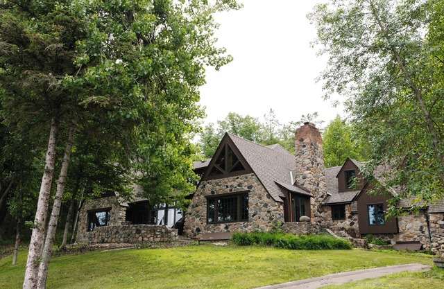 Luxury Lake Belle Taine retreat with private beach, sauna & four-season fun.
