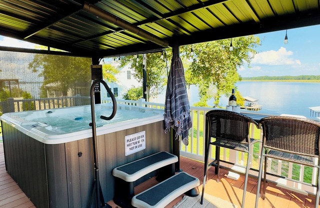 Luxury lake escape- golf cart,private beach area,boathouse,fishing lights,kayaks